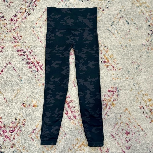 Spanx Look At Me Now Seamless Leggings in Blue Camo sz L - Picture 2 of 4